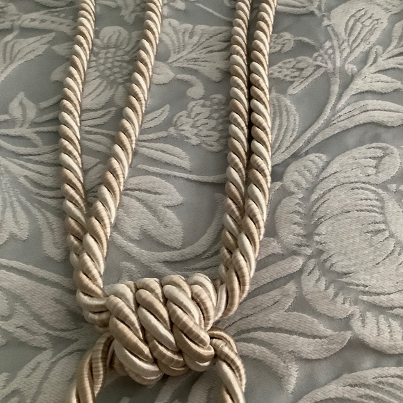 Set of 2 High end Drapery Tie Backs light taupe and off white/cream - Picture 3 of 3